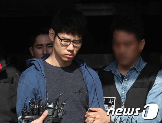 PC방 아르바이트생을 살해한 혐의로 구속된 피의자 김성수(29)가 22일 오전 정신감정을 받기 위해 서울 양천경찰서에서 국립법무병원 치료감호소로 이송되고 있다. 김성수는 지난 14일 서울 강서구의 PC방에서 서비스가 불친절하다는 이유로 아르바이트생을 흉기로 찔러 살해한 혐의를 받고 있으며 경찰은 이날 김성수의 얼굴과 성명, 나이를 공개하기로 결정했다 / 이하 뉴스1