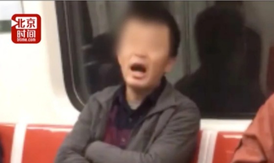 할로윈 복장을 한 젊은이에게 호통치고 있는 남성 / 웨이보 갈무리