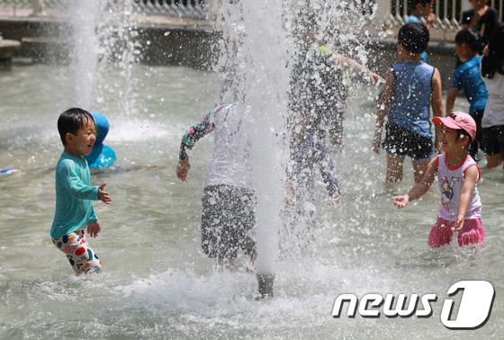 14일 오후 경기도 수원시 금곡동의 한 아파트 물놀이장에서 어린이들이 물놀이를 하며 더위를 식히고 있다. 2018.7.14 / 뉴스1
