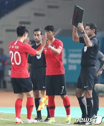 17일 오후 인도네시아 반둥 시 잘락 하루팟 스타디움에서 열린 2018 자카르타·팔렘방 아시안게임 U-23 남자축구 대한민국과 말레이시아의 조별리그 2차전에서 손흥민이 교체로 들어가고 있다. / 뉴스1