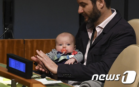 뉴질랜드 총리의 딸인 네브 아던 게이포드가 아빠인 클라크 게이포드(오른쪽)에게 안겨 유엔총회에 참석했다. / AFP=뉴스1