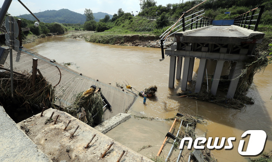 4일 세종시 부강면 부강리 세월교와 산책로 일부가 폭우로 유실됐다 / 뉴스1