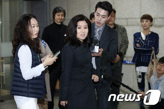 구조한 동물들을 무분별하게 안락사했다는 의혹을 받는 박소연 케어 대표가 29일 오전 서울 서초구 중앙지방법원에서 구속 전 피의자심문(영장실질심사)을 받기 위해 출석하고 있다. 2019.4.29/뉴스1 © News1 안은나 기자