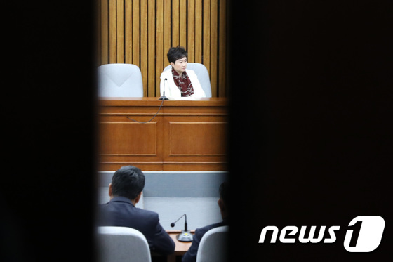 이언주 바른미래당 의원이 5일 오전 서울 여의도 국회에서 열린 최고위원-국회의원 연석회의에 참석해 자리를 지키고 있다 / 뉴스1