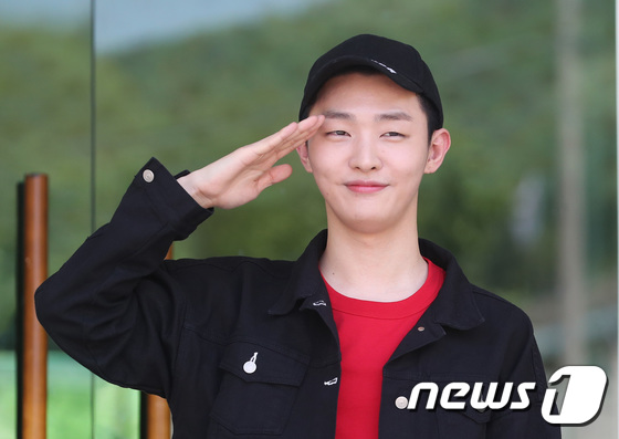 그룹 워너원 출신 가수 윤지성(28)이 14일 오후 강원도 화천에 위치한 7사단 신병교육대대에 입소하기 전 인사를 하고 있다. 윤지성은 이곳에서 일정 기간 동안 기초군사훈련을 받은 뒤 현역병으로 병역 의무를 이행한다. 윤지성은 지난 2017년 방송된 Mnet '프로듀스 101 시즌2'를 통해 프로젝트 그룹 워너원으로 데뷔했다. 이후 지난 2월 앨범 '어사이드(Aside)'와 스페셜 앨범 '디어 다이어리(Dear diary)'를 발매해 솔로 활동을 이어왔다 / 뉴스1