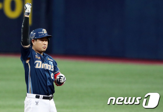 21일 오후 서울 구로구 고척스카이돔에서 열린 프로야구 2020 신한은행 SOL KBO 포스트시즌 한국시리즈 4차전 두산베어스와 NC다이노스의 경기, 6회초 2사 2루 상황 NC 양의지가 선취 1타점 적시타를 때려낸 뒤 세리머니를 하고 있다.