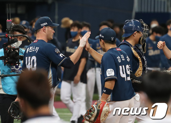 21일 오후 서울 구로구 고척스카이돔에서 열린 프로야구 2020 신한은행 SOL KBO 포스트시즌 한국시리즈 4차전 두산베어스와 NC다이노스의 경기에서 NC 루친스키가 동료들과 하이파이브를 나누고 있다. 이날 경기는 NC가 두산을 상대로 3대0으로 승리했다. /이하 뉴스1