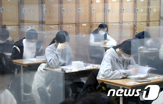 3일 대전 괴정고등학교에서 수험생들이 시험을 준비하는 모습. / 대전교육청 제공-뉴스1