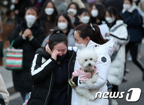 3일 대구혜화여자고등학교에서 대학수학능력시험을 마친 수험생들이 밖으로 나오자 기다리던 학부모가 자녀를 위로하고 있다./ 이하 뉴스1