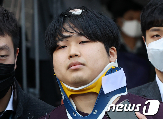 인터넷 메신저 텔레그램에서 미성년자를 포함한 여성들의 성 착취물을 제작 및 유포한 혐의를 받는 '박사방' 운영자 조주빈(25)이 25일 서울 종로구 종로경찰서 유치장에서 나와 검찰로 송치되고 있다. 이날 경찰은 국민의 알권리, 동종범죄 재범방지 및 범죄예방 차원에서 신상을 공개했다. 2020.3.25/뉴스1 © News1 송원영 기자