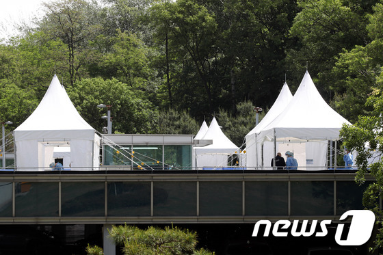 삼성서울병원 간호사 4명이 신종 코로나바이러스 감염증(코로나19) 확진판정을 받는 등 신규 확진자가 증가하고 있는 20일 오전 서울 강남구 삼성서울병원 야외주차장 옥상에 마련된 코로나19 검사소에서 의료진이 분주히 움직이고 있다. 2020.5.20/뉴스1 © News1 이광호 기자