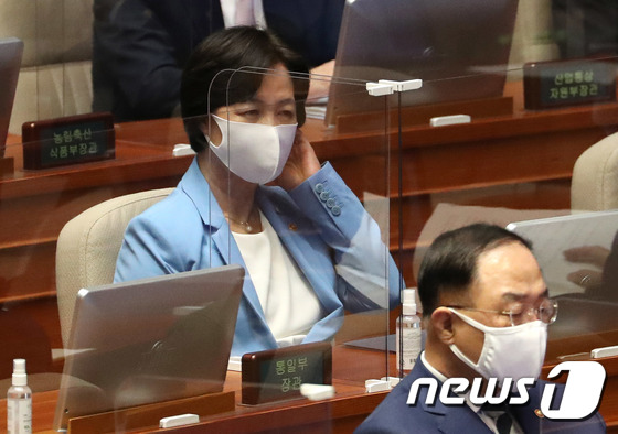 추미애 법무부 장관이 8일 오후 열린 서울 여의도 국회에서 열린 본회의에 참석하고 있다 / 이하 뉴스1
