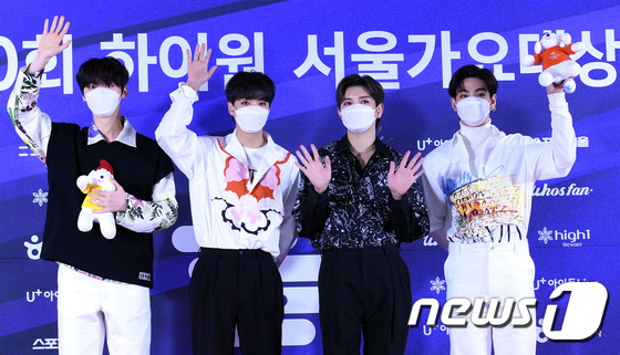 뉴이스트 (NU'EST) 황민현(왼쪽부터), JR, 렌, 백호가 31일 오후 서울 잠실 체조경기장에서 열린 '제30회 하이원 서울가요대상' 레드카펫 행사에 참석해 포즈를 취하고 있다. (스포츠서울 제공) /뉴스1