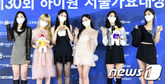 걸그룹 오마이걸 아린(완쪽부터), 승희, 지호, 효정, 비니, 미미가 31일 오후 서울 잠실 체조경기장에서 열린 '제30회 하이원 서울가요대상' 레드카펫 행사에 참석해 포즈를 취하고 있다. (스포츠서울 제공) /뉴스1