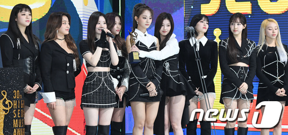 그룹 트와이스가 31일 서울 송파구 올림픽공원 체조경기장에서 열린 제30회 하이원 서울가요대상에 참석해 본상을 수상한 뒤 소감을 말하고 있다. (스포츠서울 제공) /뉴스1