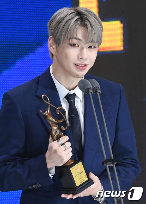 가수 강다니엘이 31일 서울 송파구 올림픽공원 체조경기장에서 열린 제30회 하이원 서울가요대상에 참석해 본상을 수상한 뒤 소감을 말하고 있다. (스포츠서울 제공) /뉴스1