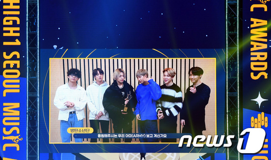 방탄소년단(BTS) 뷔(왼쪽부터), 진, 정국, RM, 지민, 제이홉이 31일 서울 송파구 올림픽공원 체조경기장에서 열린 제30회 하이원 서울가요대상에서 본상을 수상한 뒤 사전녹화 영상을 통해 감사의 소감을 밝히고 있다. (스포츠서울 제공) /뉴스1
