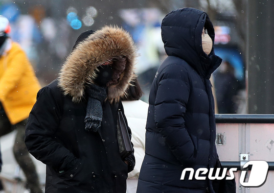 다시 영하권 추위가 찾아온 지난 16일 서울 광화문네거리에서 패딩으로 꽁꽁 싸맨 시민이 발걸음을 옮기고 있다. / 뉴스1