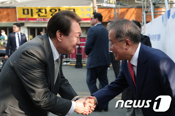 윤 대통령이 지난 4월 대구 서문시장에서 열린 '서문시장 100주년 기념식'에서 홍 시장과 인사를 나누고 있다. (대통령실 제공)