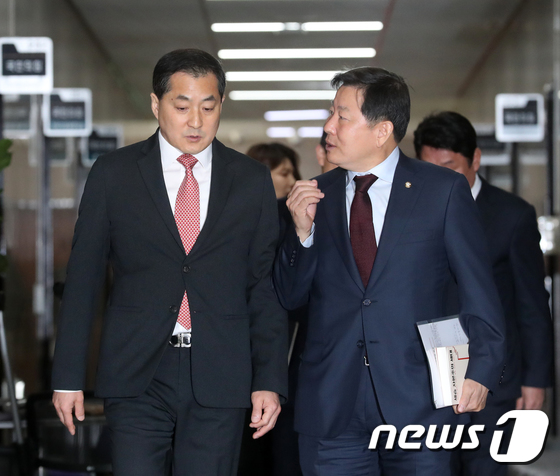 박대출(왼쪽) 국민의힘 정책위의장과 이철규 사무총장은 네이버 알고리즘이 지나치게 좌편향성을 띄고 있다며 '이런 괴물을 그냥 둘 수 없다'는 뜻을 드러냈다.