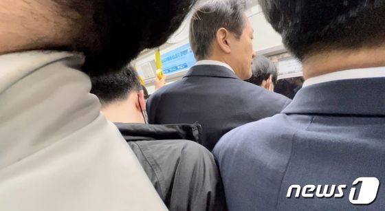 오세훈 서울시장은 8일 혼잡한 노선 중의 하나인 지하철 9호선 여의도역사를 방문, 동작역까지 출근 시간대 급행열차에 탑승해 직접 지하철 혼잡실태를 점검했다. / 이하 오세훈 서울시장 페이스북-뉴스1