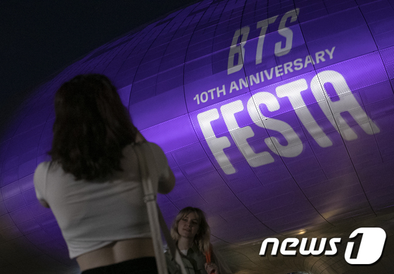 서울 중구 동대문디자인플라자가 방탄소년단 데뷔 10주년을 맞이해 팬클럽 아미의 상징색인 보랏빛 조명을 밝히고 있다. / 뉴스1