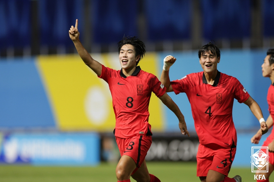 백인우가 29일(현지시간) 태국 빠툼타니 스타디움에서 열린 2023 아시아축구연맹(AFC) 17세 이하(U-17) 아시안컵 4강전 대한민국과 우즈베키스탄의 경기에서 선제골을 넣은 뒤 기뻐하고 있다. (대한축구협회 제공) /이하 뉴스1