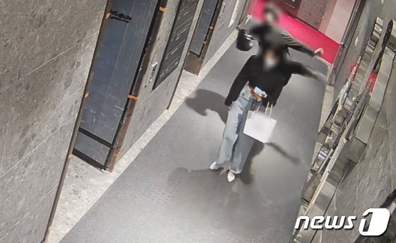 지난해 5월22일 부산 부산진구 서면 오피스텔 1층 복도에서 발생한 '부산 돌려차기' 사건과 관련해 가해 남성 A씨가 피해자를 발로 차고 있다.(남언호 법률사무소 빈센트 변호사 제공)