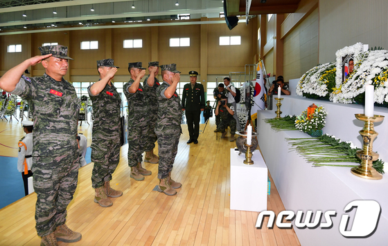 김계환 해병대사령관이 지난달 20일 경북 포항 소재 해병대 제1사단 내 김대식관에 마련된 고(故) 채수근 상병 빈소에서 임성근 해병대 제1사단장 등과 함께 헌화·분향한 후 예를 갖추고 있다.