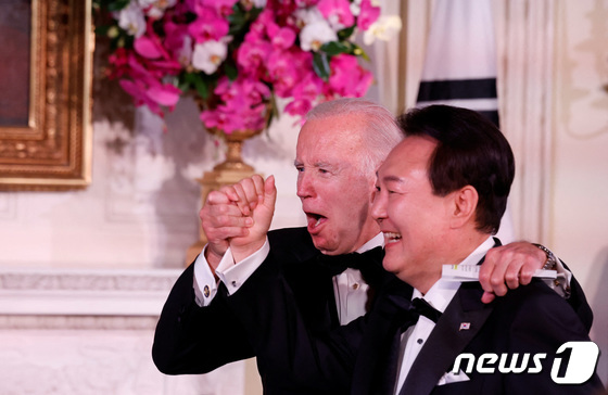 대통령실은 대통령 집무실 복도에 미국 국빈 방문, G7 정상회의 등 외교 활동과 일상을 담은 사진 8장을 게시했다고 6일 밝혔다. 윤석열 대통령이 조 바이든 미국 대통령과 국빈만찬에서 어깨동무하는 모습이다. / 이하 뉴스1-대통령실 제공