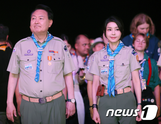 윤 대통령과 김건희 여사가 '세계잼버리' 개영식에 참석해 이동하고 있다.