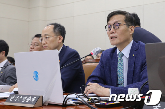 이창용 한국은행 총재와 추경호 경제부총리 겸 기획재정부 장관 / 뉴스1
