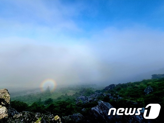 3일 오전 제주 한라산국립공원 정상에서 브로켄 현상이 목격됐다. 브로켄은 태양을 등지고 섰을 때 사람이나 사물의 그림자 주변에 무지개 띠 같은 형상이 나타나는 현상으로, 독일 브로켄 산에서 처음 목격돼 이름이 붙여졌다. / 뉴스1(독자 제공)