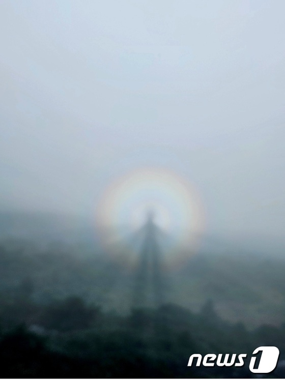 3일 오전 제주 한라산국립공원 정상에서 브로켄 현상이 목격됐다. 브로켄은 태양을 등지고 섰을 때 사람이나 사물의 그림자 주변에 무지개 띠 같은 형상이 나타나는 현상으로, 독일 브로켄 산에서 처음 목격돼 같은 이름이 붙여졌다. / 뉴스1 (독자 제공)