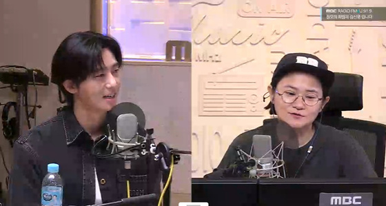 라디오에 출연한 박서준의 모습이다. / 이하 '정오의 희망곡 김신영입니다' 보이는 라디오