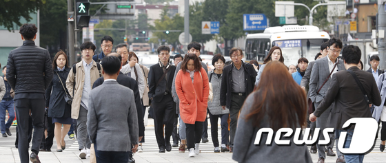 10일 오전 서울 세종대로 광화문광장 인근에서 시민들이 발걸음을 재촉하고 있다 / 뉴스1