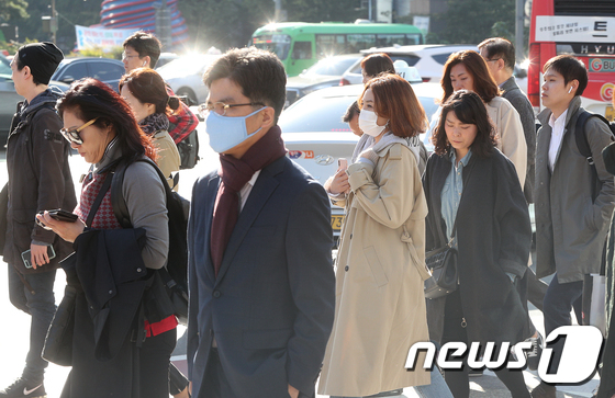 올 가을들어 가장 추운 날씨를 기록한 12일 오전 서울 광화문네거리에서 두꺼운 옷을 입은 직장인들이 출근하고 있다 / 뉴스1