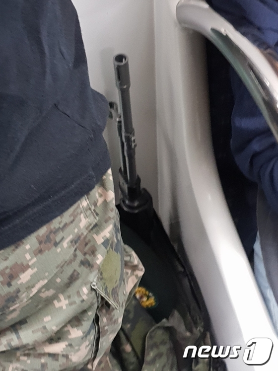 11일 오전 8시 22분쯤 부산도시철도 3호선 미남역에서 고등학교 3학년생 A군(18)이 졸업사진을 찍으려고 장난감 총기를 들고 탑승한 모습 / 부산지방경찰청-뉴스1