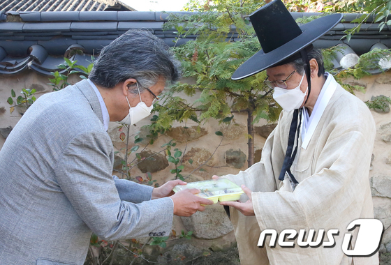 On Chuseokin 1st, Mr. Lee Byung-gu (right) from his ancestor Lee Byeong-gu (right) at the 16th Jonggatjip of Seokdam, Chilgok-gun, Gyeongsangbuk-do, attended the shift wearing a mask. 