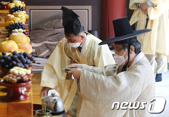 On Chuseokin 1, Mr. Lee Byung-gu (right), the son of his servant, dons a mask on his shift at Jonggatjip 16, a teacher in Seokdam, Chilgok-gun, Gyeongsangbuk-do.  This year, to avoid the spread of Corona 19, unlike the previous year, when Lee requested a visitor system to the Jonggatjip from his relatives, about 50 people were visited, 8 people who lived in the neighborhood participated, they put on masks and replaced the Eumbok for lunch boxes.  / Provided by Chilgok-gun