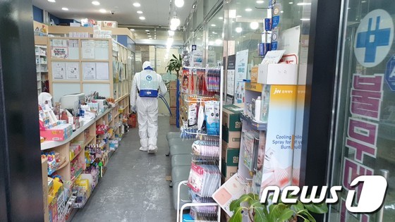 천안시가 26일 4번째 확진자가 다녀간 약국을 방역소독하고 있다. /© 뉴스1