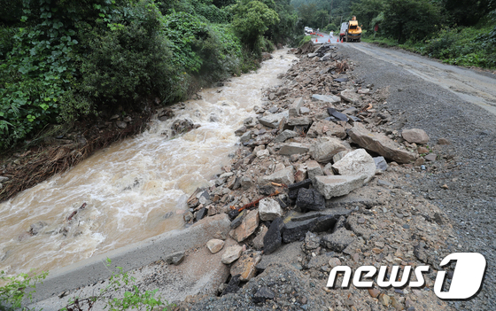 2일 오후 충북 충주시 산척면 한 도로가 빗물로 무너져 내렸다. 2020.8.2/뉴스1 © News1 김용빈 기자