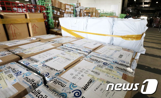   지난 2021년 11월 25일 인천시 중구 인천본부세관 특송물류센터에 국내 소비자들이 직구로 구입한 요소수가 쌓여 있다. / 뉴스1