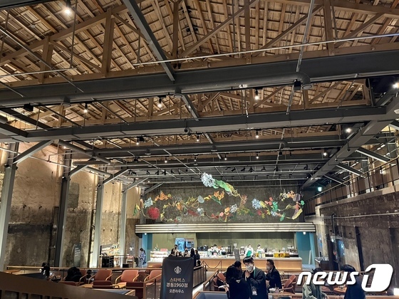 경동1960점은 폐극장에서 사용하던 천정을 그대로 사용했다. ⓒ News1 신민경 기자