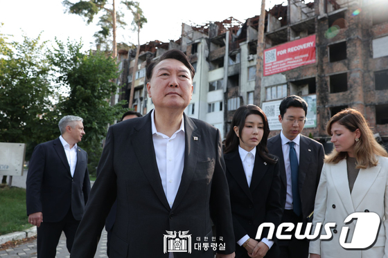 우크라이나를 전격 방문한 윤석열 대통령과 김건희 여사가 15일(현지시간) 키이우 인근 지역의 민가 폭격 현장을 둘러보고 있다.(대통령실 홈페이지) /뉴스1