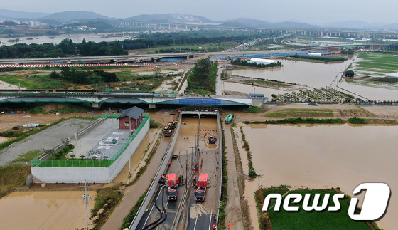 16일 미호천 제방 유실로 침수된 충북 청주시 오송읍 궁평2지하차도에서 군과 소방당국이 구조작업을 하고 있다. 2023.7.16/뉴스1 © News1 박세연 기자