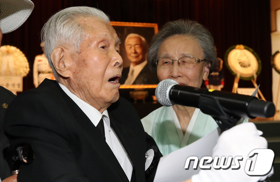 이승만 전 대통령 양아들 이인수 박사(왼쪽). / 뉴스1