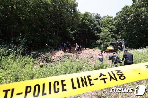 경기 용인에서 병원에서 출산한 영아를 살해하고 시신을 유기한 친부가 긴급 체포됐다. 경기 용인동부경찰서는 살인 및 사체유기 혐의로 A씨를 6일 새벽 2시 30분께 긴급체포했다고 밝혔다. A씨는 지난 2015년 3월 아내 B씨와 사이에서 태어난 남자아이를 살해한 뒤 시신을 유기한 혐의를 받고 있다.  (경기남부청 제공)/뉴스1