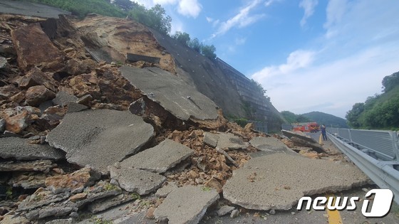 23일 오전 8시 7분쯤 충북 영동군 영동읍 하가길 한 도로에 500톤 규모의 낙석이 발생했다. / 뉴스1-독자제공