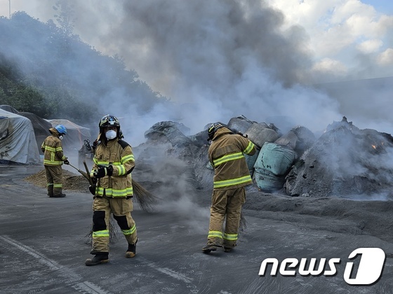 지난 5일 오전 4시54분쯤 전남 함평군 대동면 동함평산단의 한 알루미늄 공장에서 화재가 발생했다. 소방당국이 진화 작업을 하는 모습. (전남소방 제공)